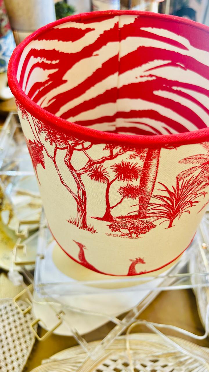 Abajur Elo — AQUI VC Decora | Base Escultural com Cúpula Estampada Savana Vermelho
