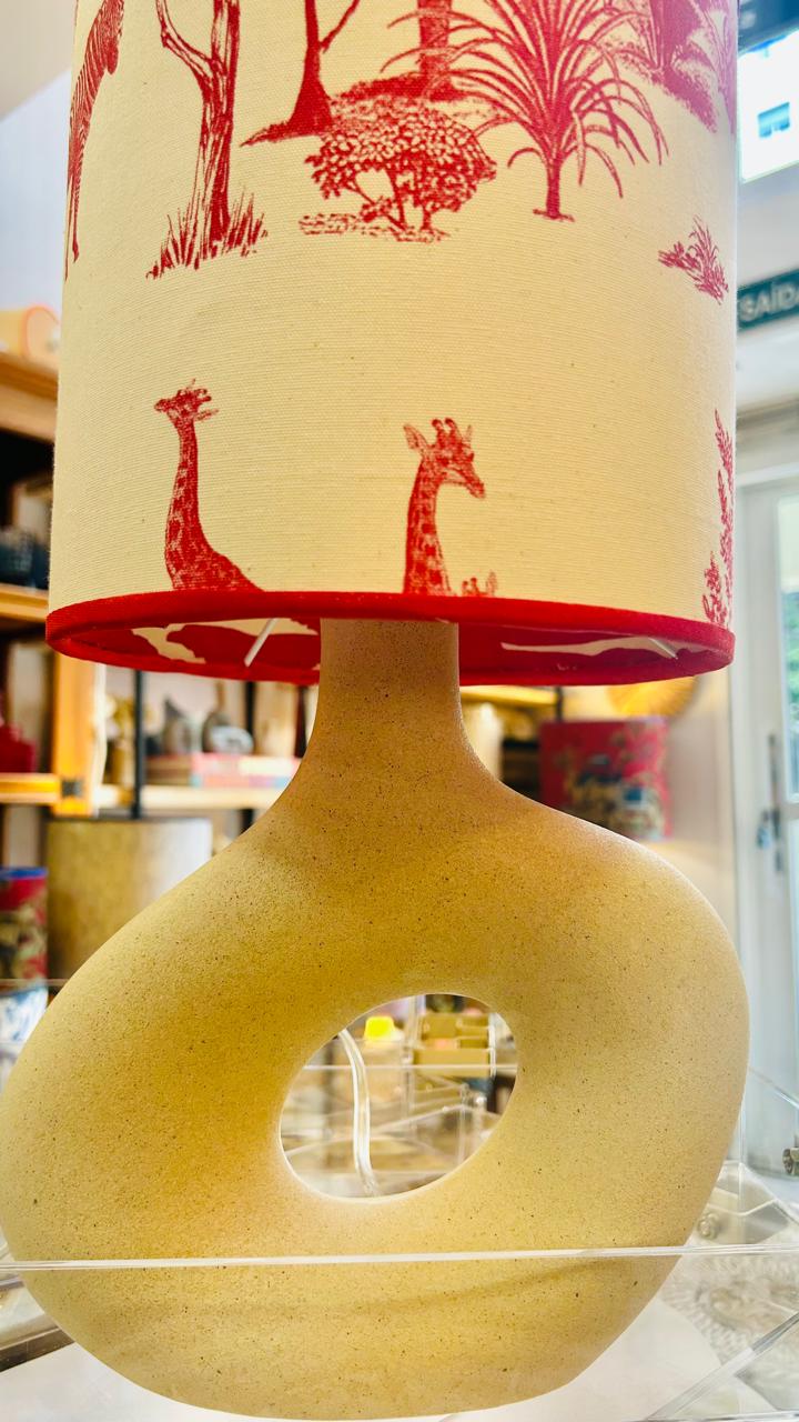 Abajur Elo — AQUI VC Decora | Base Escultural com Cúpula Estampada Savana Vermelho
