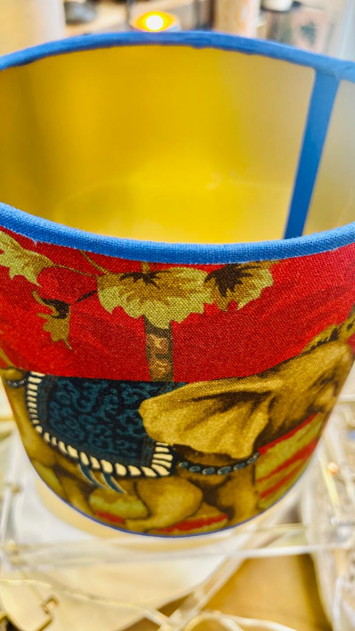 Abajur Elo — AQUI VC Decora | Base Escultural com Cúpula Estampada Elefante Vermelho