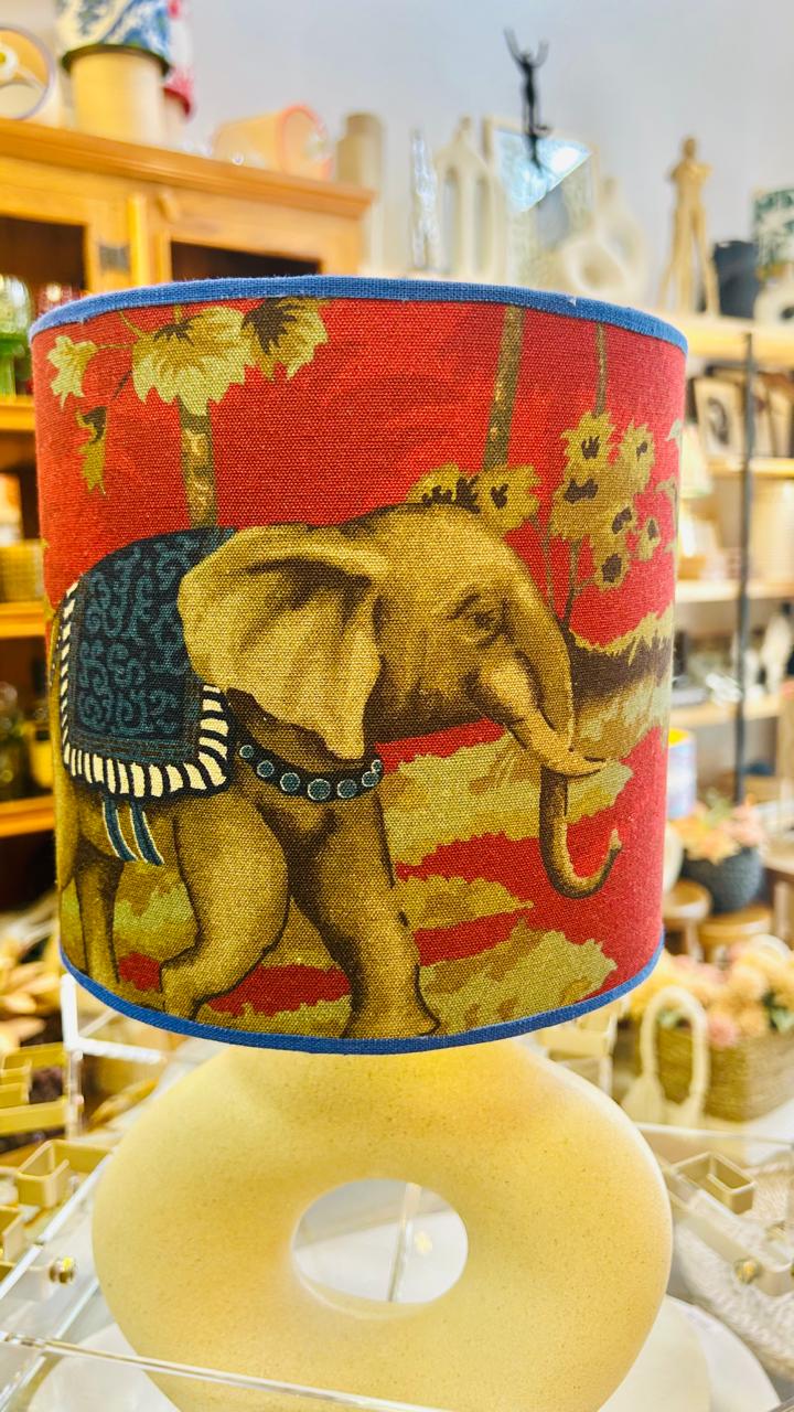 Abajur Elo — AQUI VC Decora | Base Escultural com Cúpula Estampada Elefante Vermelho