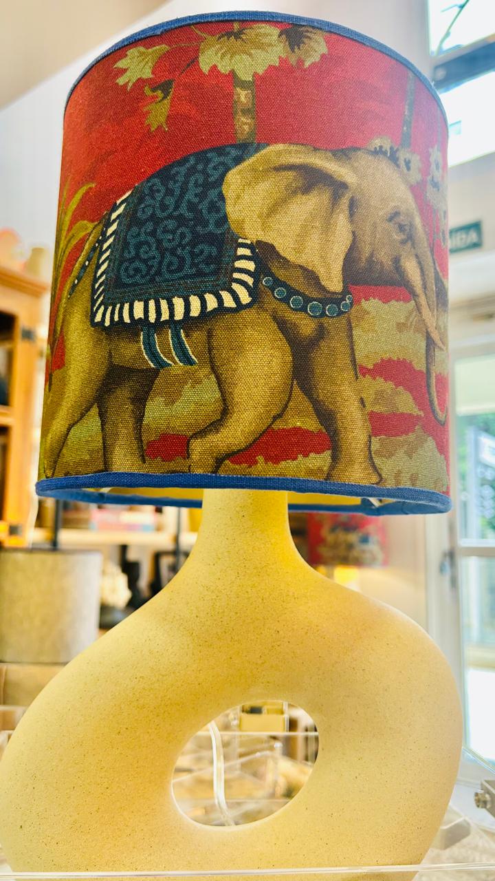 Abajur Elo — AQUI VC Decora | Base Escultural com Cúpula Estampada Elefante Vermelho