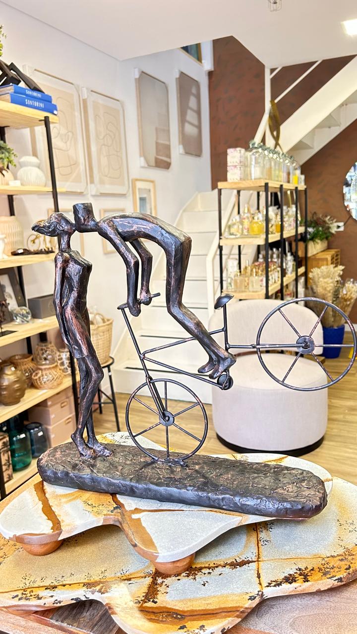 ESCULTURA CASAL NA BICICLETA 42X37CM