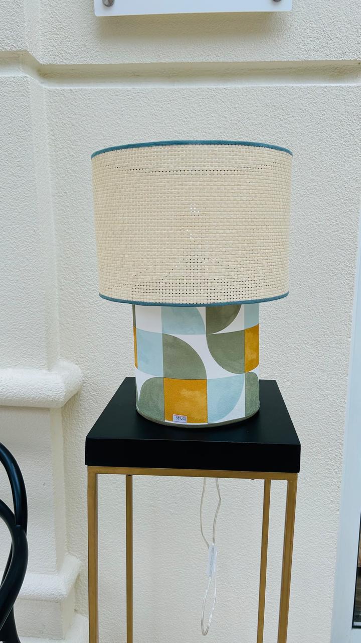 Abajur Palhinha Geométrica Serena – Base Estampada e Luz Aconchegante
