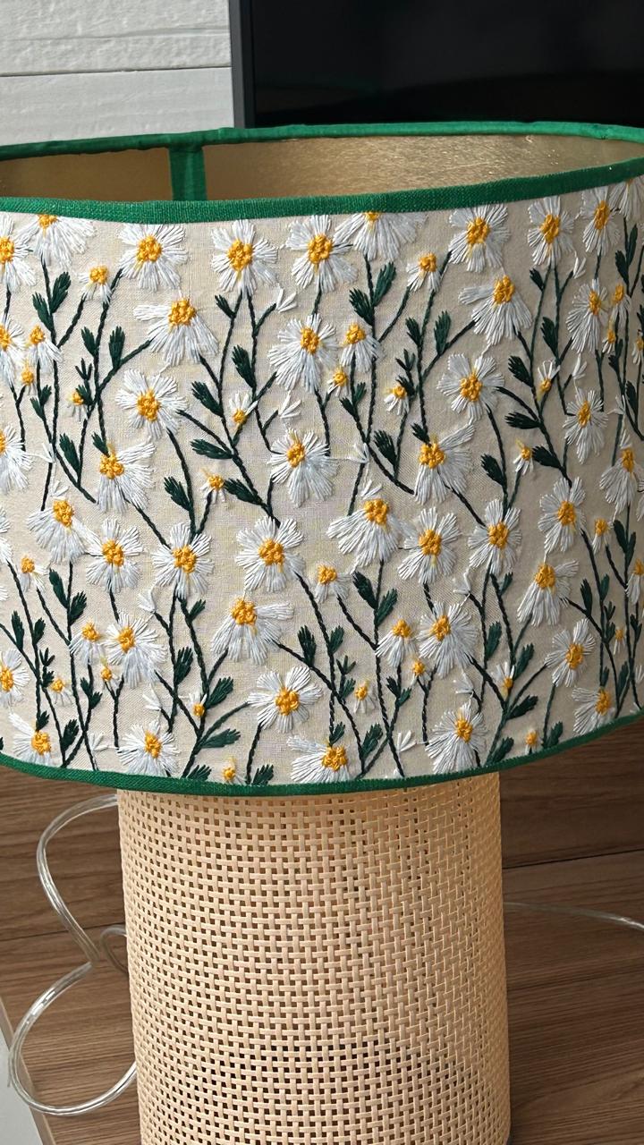 Abajur Daisy Garden Bordado em Palhinha Natural