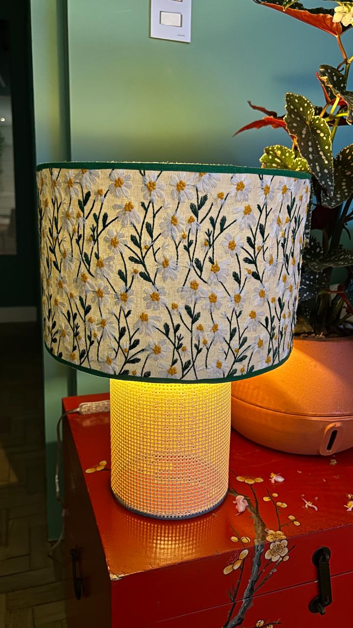 Abajur Daisy Garden Bordado em Palhinha Natural