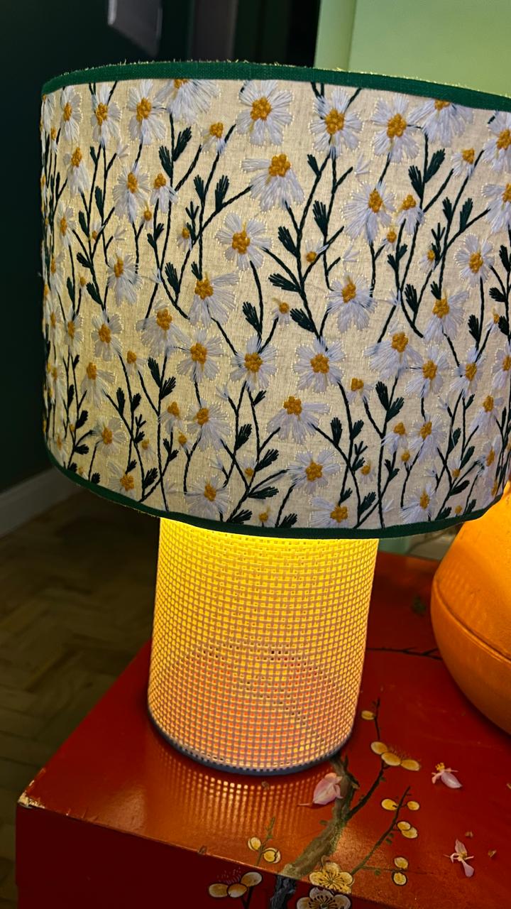Abajur Daisy Garden Bordado em Palhinha Natural