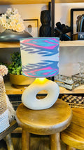 Abajur Elo — AQUI VC Decora | Base Escultural com Cúpula Estampada Ikat Importado