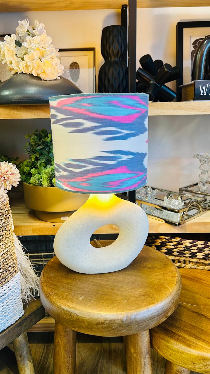Abajur Elo — AQUI VC Decora | Base Escultural com Cúpula Estampada Ikat Importado