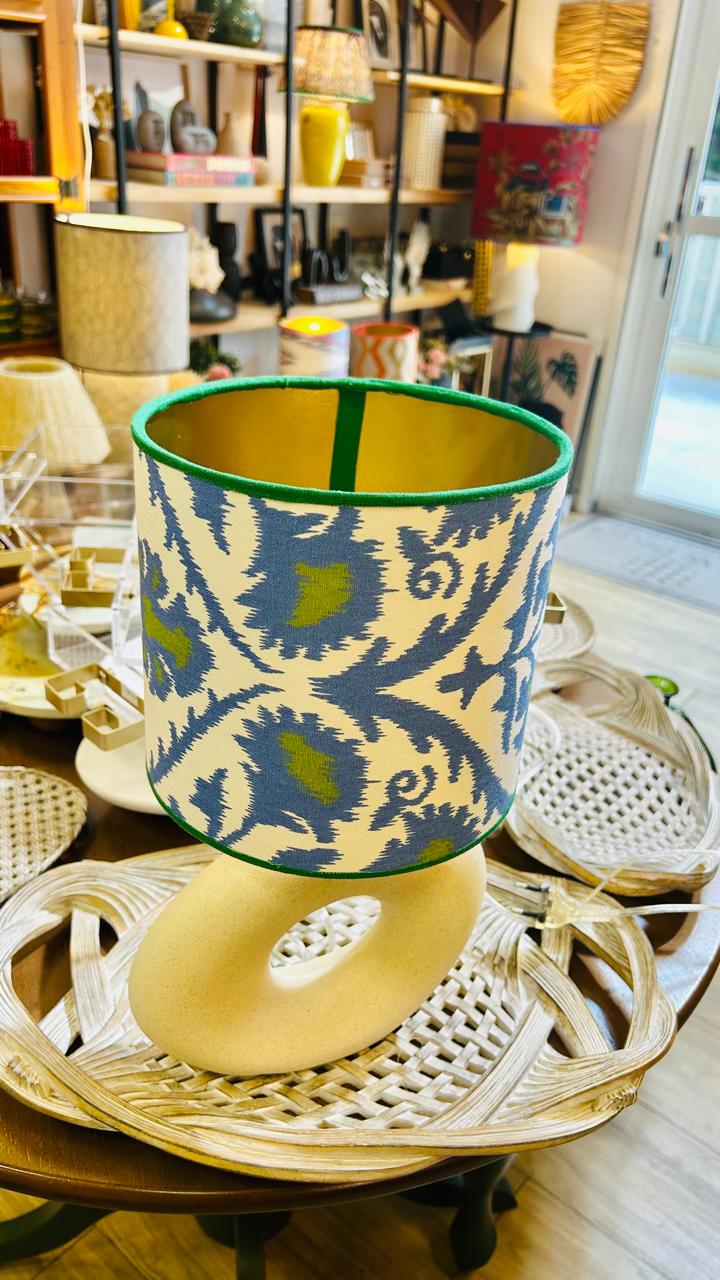 Abajur Elo AQUI VC Decora com Cúpula Estampada Ikat Nacional Azul
