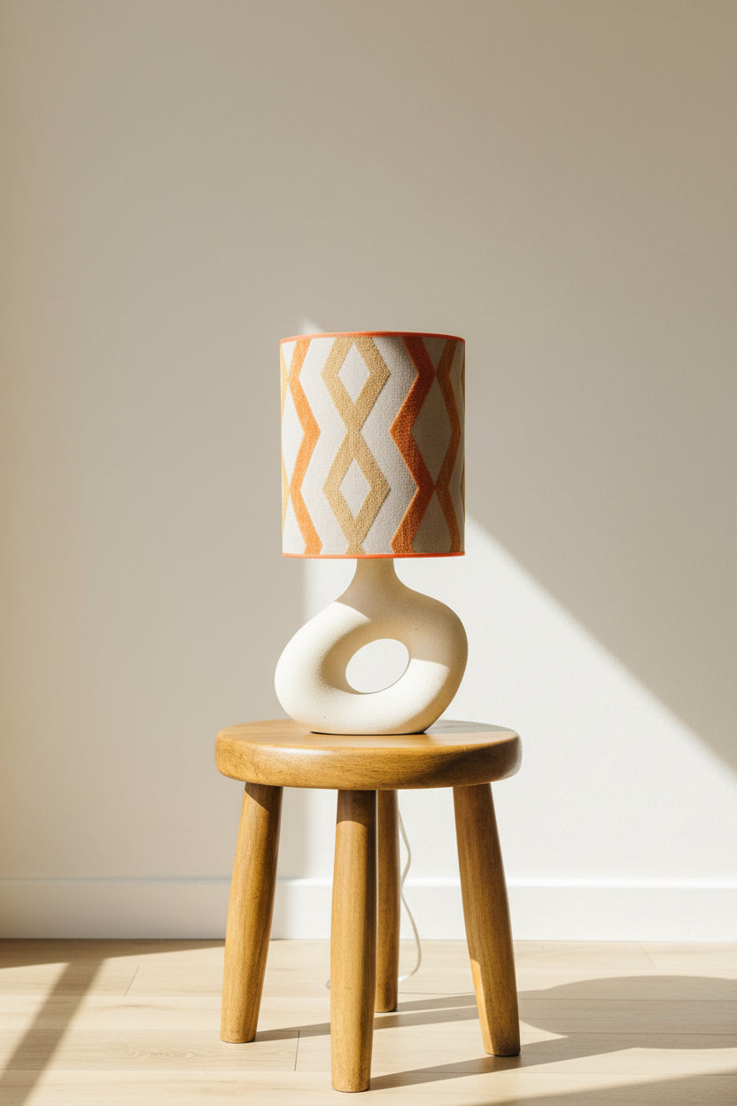 Abajur Elo — AQUI VC Decora | Base Escultural com Cúpula Estampada Chevron Caramelo e Laranja