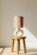 Abajur Elo — AQUI VC Decora | Base Escultural com Cúpula Estampada Chevron Caramelo e Laranja