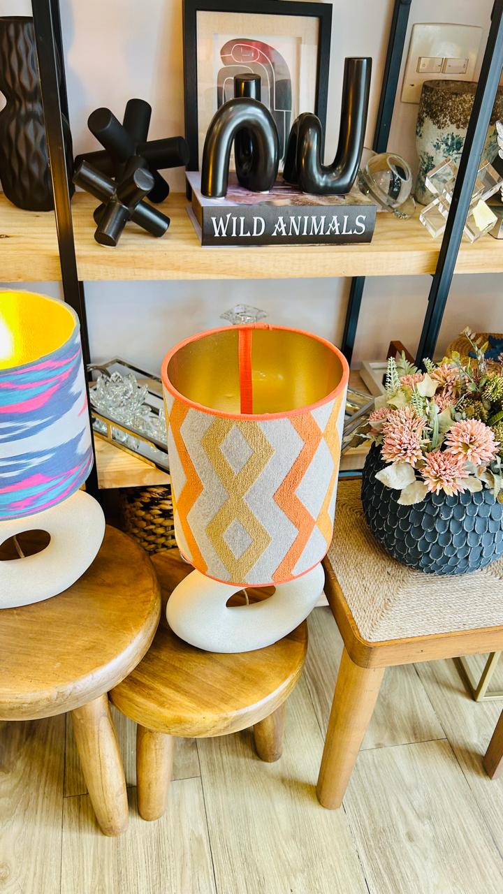 Abajur Elo — AQUI VC Decora | Base Escultural com Cúpula Estampada Chevron Caramelo e Laranja