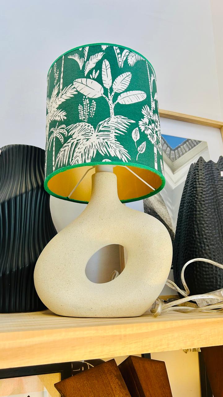 Abajur Elo — AQUI VC Decora | Base Escultural com Cúpula Estampada Verde