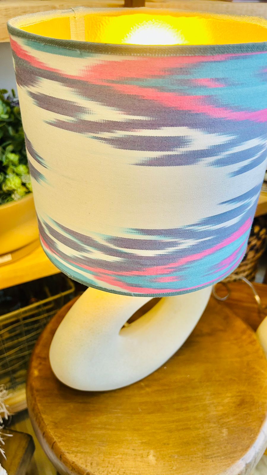 Abajur Elo — AQUI VC Decora | Base Escultural com Cúpula Estampada Ikat Importado