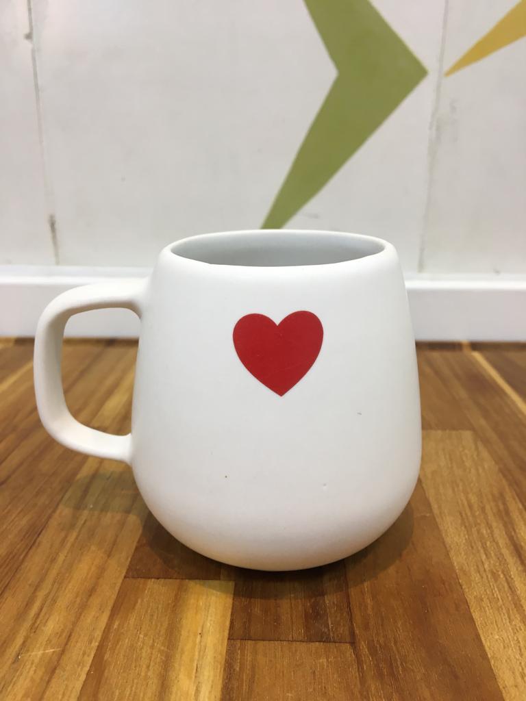 Caneca Cerâmica Café com Coração Vermelho