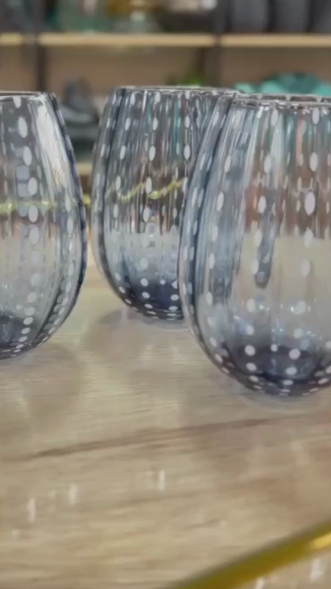 Copo de Vidro Abaloado Azul – Elegância na Mesa